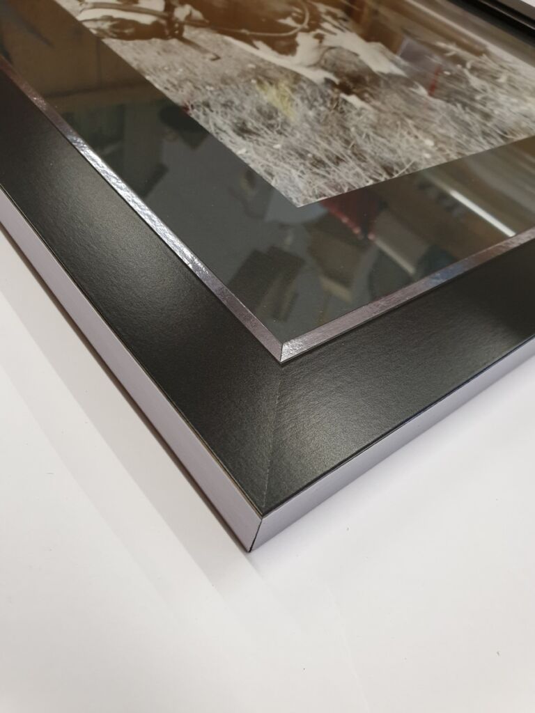 IMAGE ENCADREE LA VACHE ET LE PRISONNIER CADRE NOIR 40 X 46 - Photo N°5