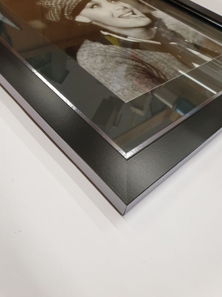 IMAGE ENCADREE ROMY SCHNEIDER CADRE NOIR 40 X 46 - Photo N°2