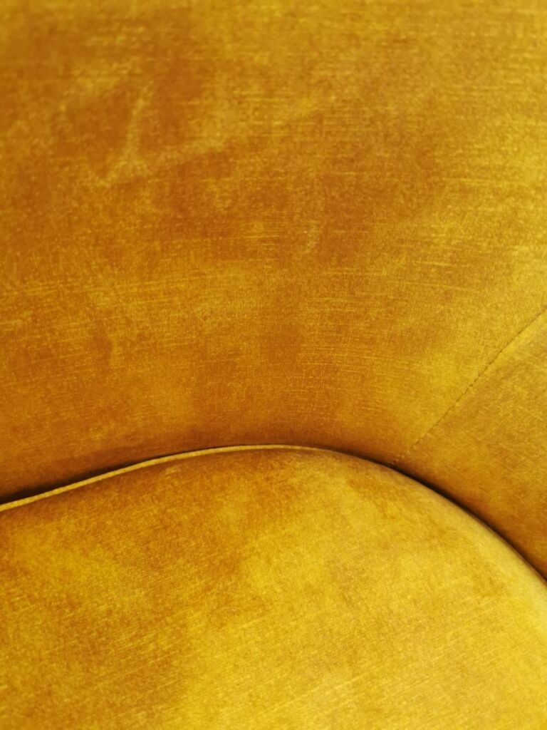 CHAISE CASTA VELOURS PIEDS NOIR METAL TISSU VELOURS OCRE 48 X 88 X 62 CM - Photo N°4