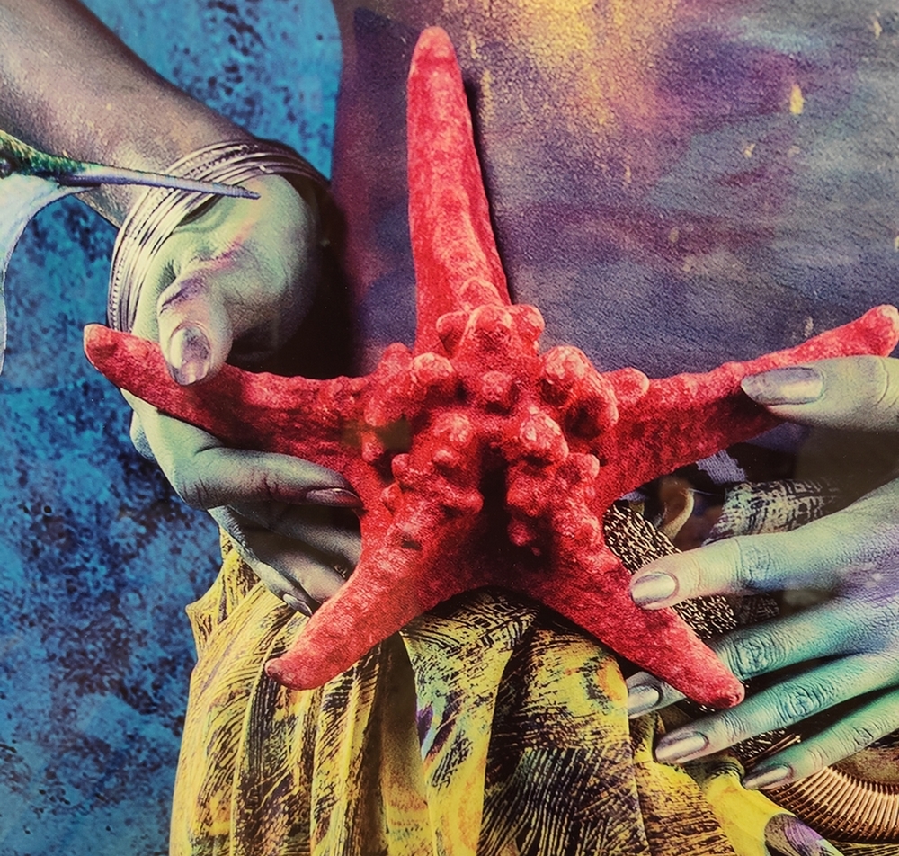 IMPRESSION SUR PLEXIGLAS FEMME MULTICOLORE FOND BLEU 100 X 150 X 0.4 CM - Photo N°2