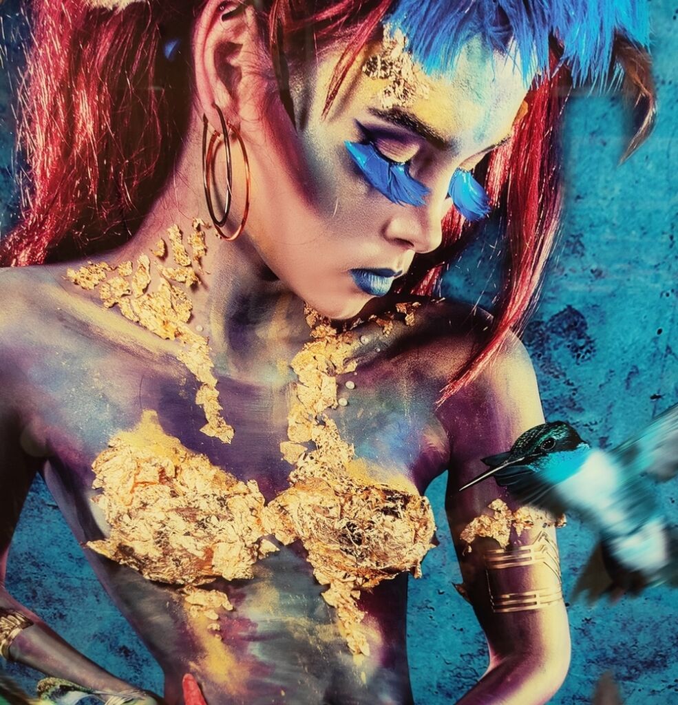 IMPRESSION SUR PLEXIGLAS FEMME MULTICOLORE FOND BLEU 100 X 150 X 0.4 CM - Photo N°3