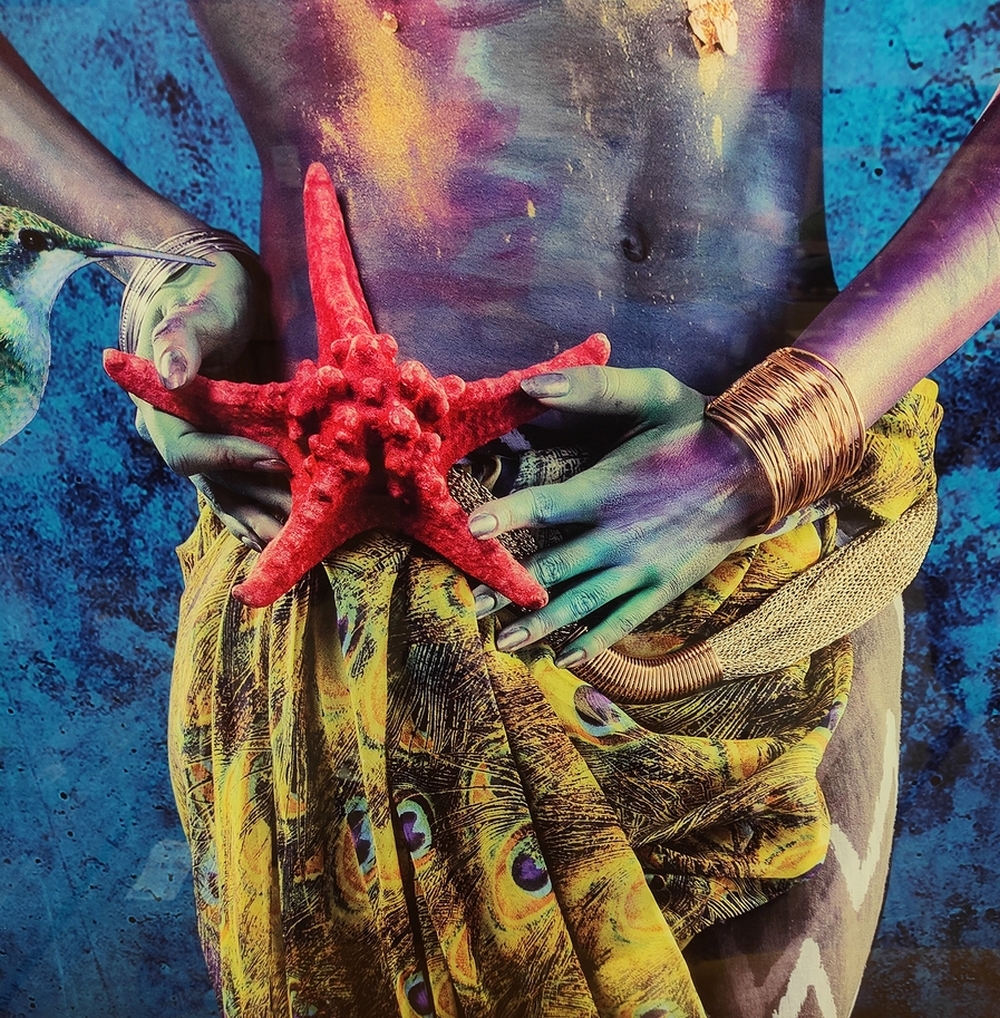 IMPRESSION SUR PLEXIGLAS FEMME MULTICOLORE FOND BLEU 100 X 150 X 0.4 CM - Photo N°4