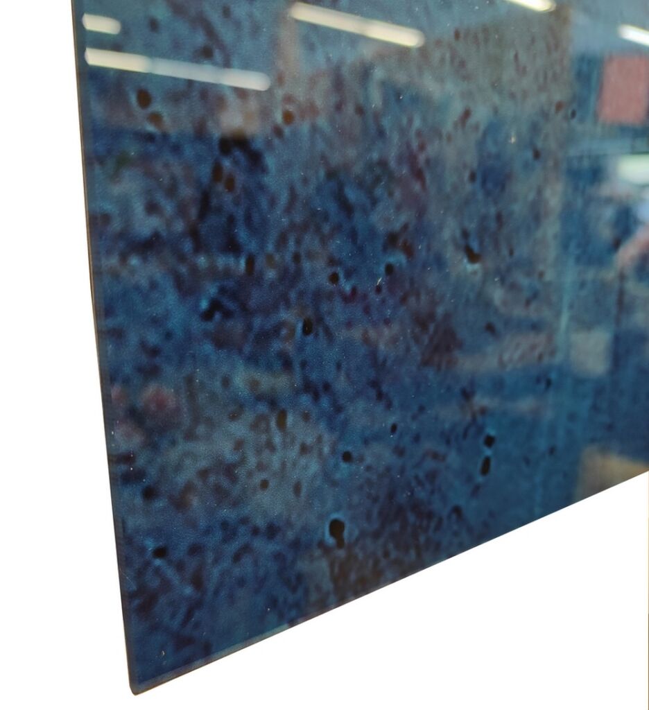 IMPRESSION SUR PLEXIGLAS FEMME MULTICOLORE FOND BLEU 100 X 150 X 0.4 CM - Photo N°5