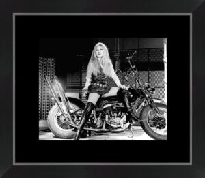 IMAGE ENCADREE BRIGITTE BARDOT MOTO CADRE NOIR 40 X 46