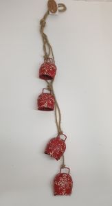 SUSPENSION GUIRLANDE 4 CLOCHES METAL ROUGE ET CORDE 6.5 X 62 CM