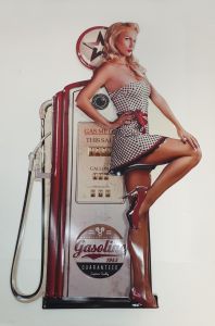 PLAQUE METAL 45 X 70 CM PIN UP SEXY ET POMPE A ESSENCE