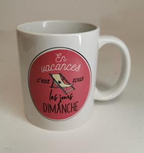 MUG EN VACANCES C'EST TOUS LES JOURS DIMANCHE CERAMIQUE BLANCHE 9 X 8 CM 325 ML