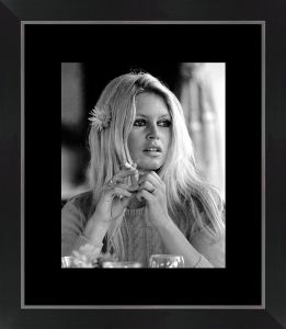 IMAGE ENCADREE BRIGITTE BARDOT PENSANTE CADRE NOIR 40 X 46