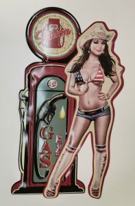 PLAQUE METAL 34 X 59 CM PIN UP SEXY ET POMPE A ESSENCE