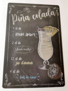PLAQUE RECETTE DE COCKTAIL PINA COLADA EN METAL FOND NOIR 20 X 30 CM