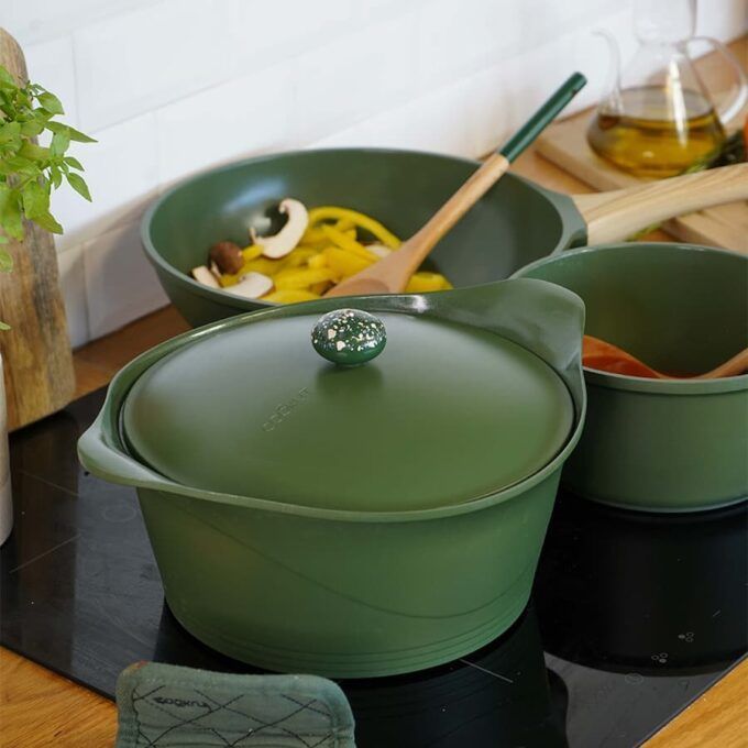 L'INCROYABLE COCOTTE 28 CM COULEUR VERT FOUGERE SANS BOUTON NI MANIQUE - Photo N°5