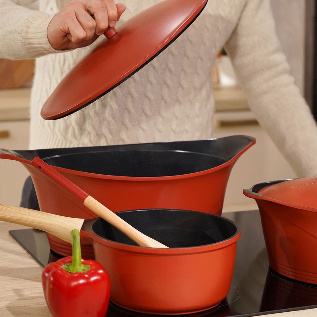 L'INCROYABLE COCOTTE 33 CM COULEUR ROUGE PASSION SANS BOUTON NI MANIQUE - Photo N°5