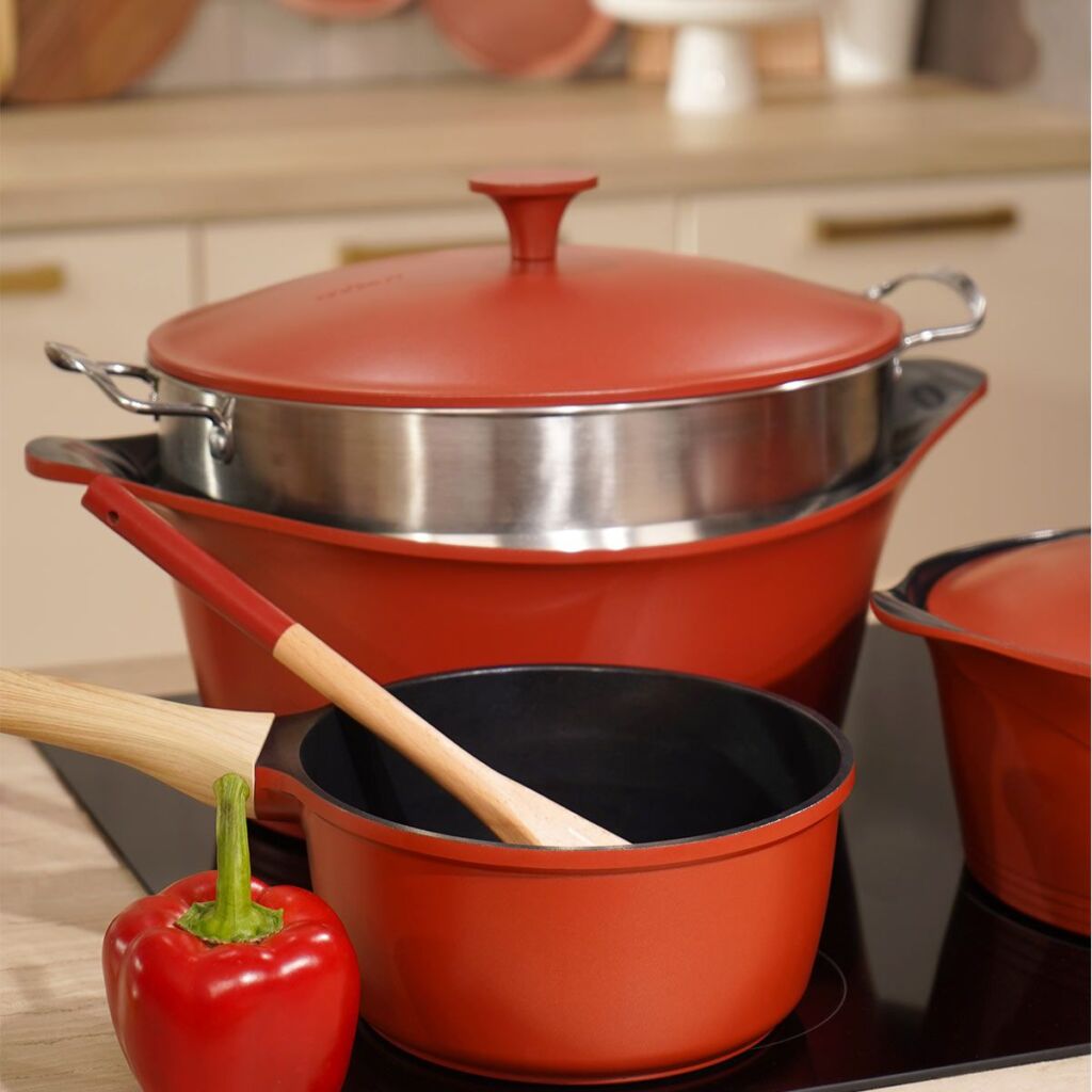 L'INCROYABLE COCOTTE 33 CM COULEUR ROUGE PASSION SANS BOUTON NI MANIQUE - Photo N°4