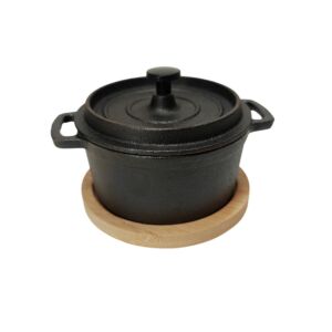 MINI MARMITE FONTE NOIRE 13 X 10 X 7 CM SUR PLATEAU EN BAMBOU
