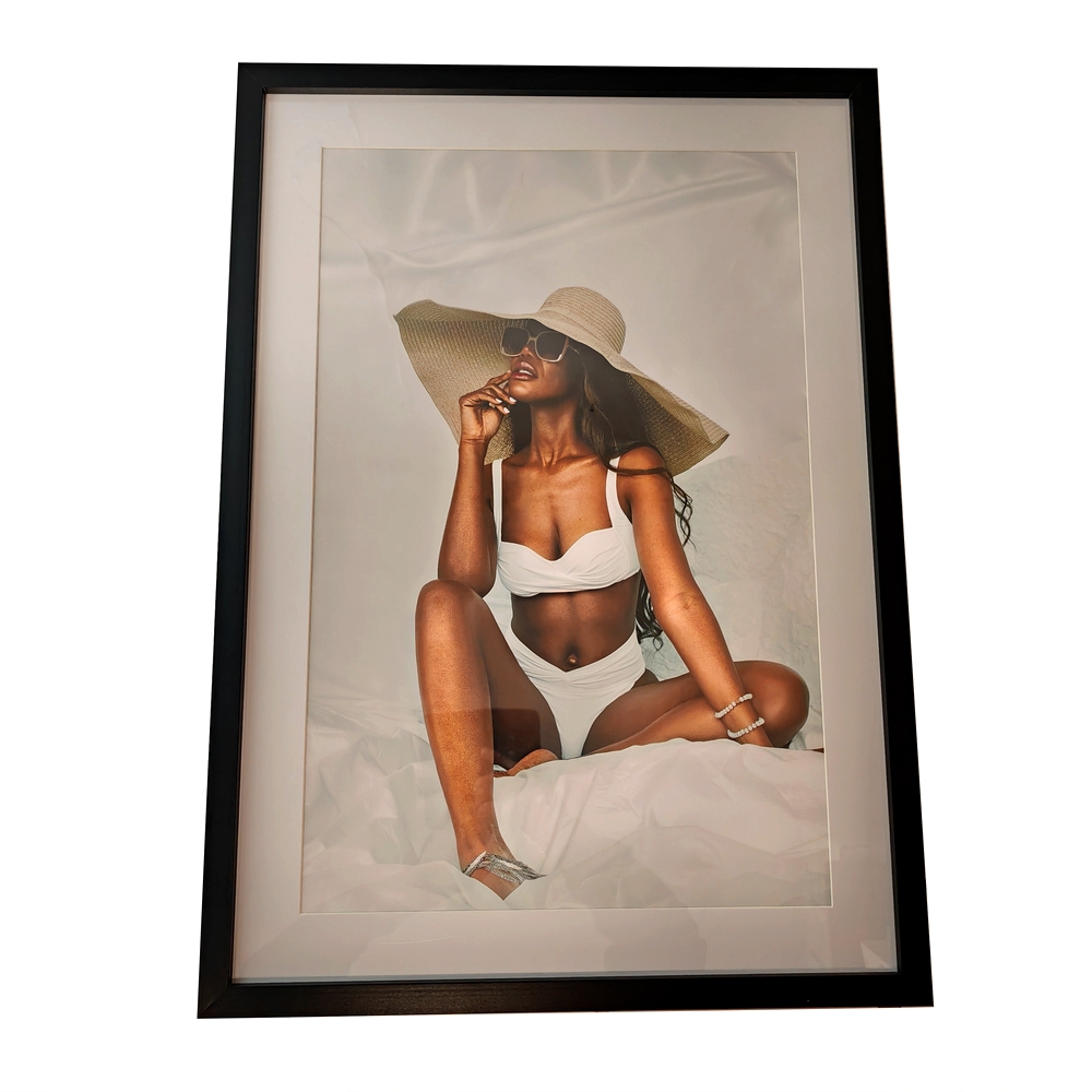 IMPRESSION FEMME AU CHAPEAU CADRE NOIR 50 X 70 CM - Photo N°1