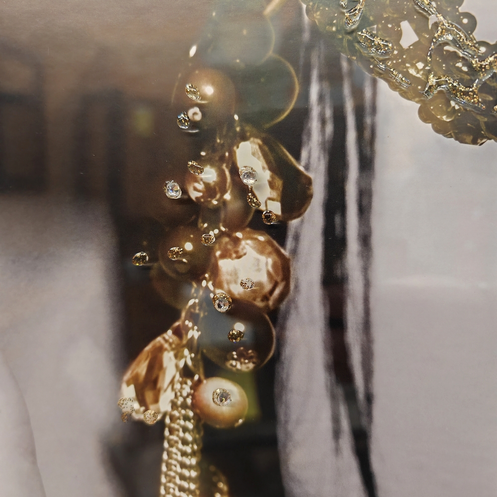 IMPRESSION FEMME BIJOUX EN OR ET NOIR ET BLANC LIQUID GEL ET STRASS 76 X 116 CM - Photo N°5