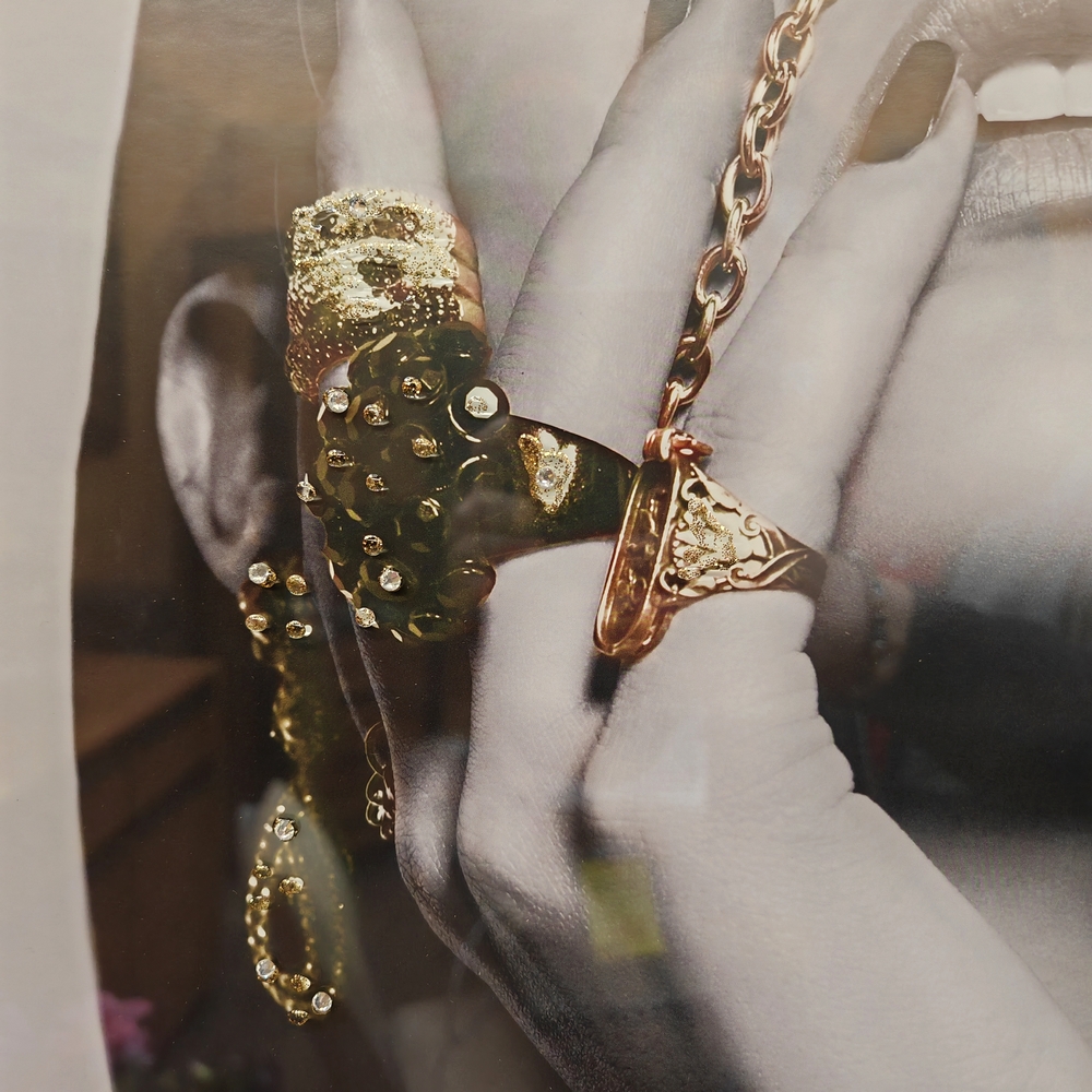 IMPRESSION FEMME BIJOUX EN OR ET NOIR ET BLANC LIQUID GEL ET STRASS 76 X 116 CM - Photo N°4