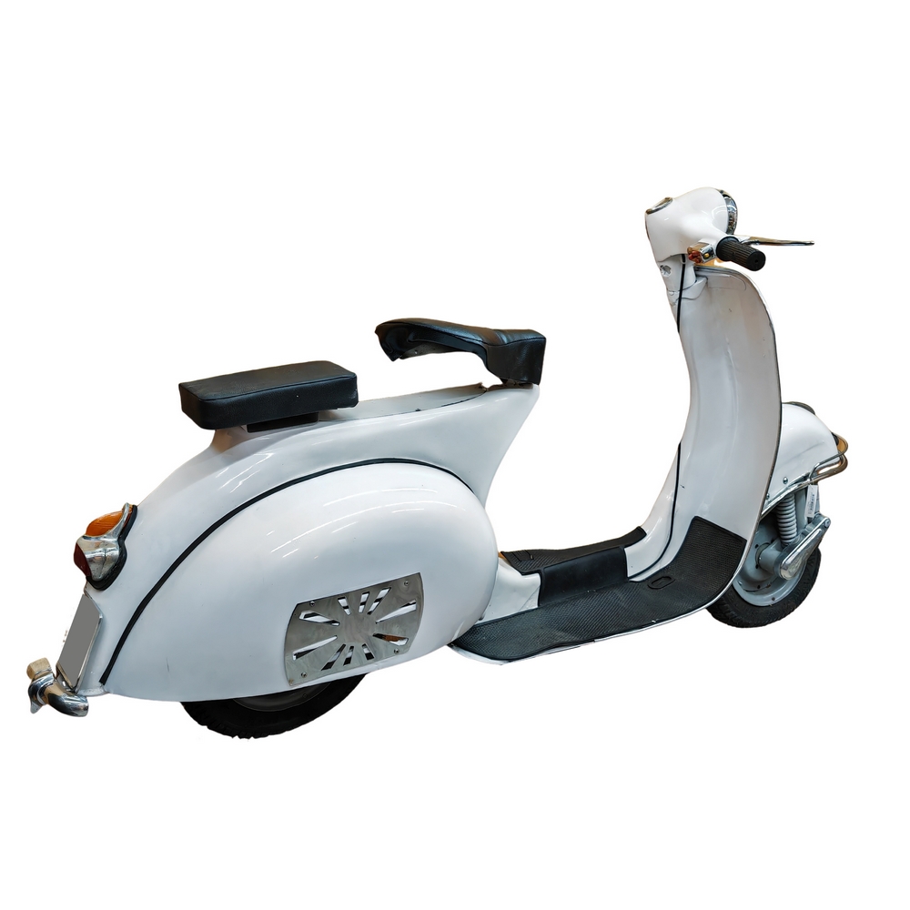 1/2 SCOOTER VESPA BLANC IVOIRE 150 X 100 X 30 CM - Photo N°1