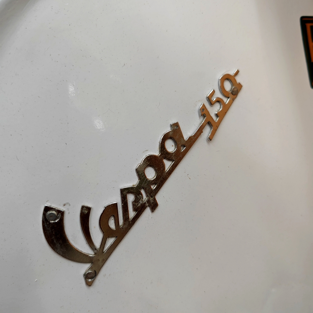 1/2 SCOOTER VESPA BLANC IVOIRE 150 X 100 X 30 CM - Photo N°6