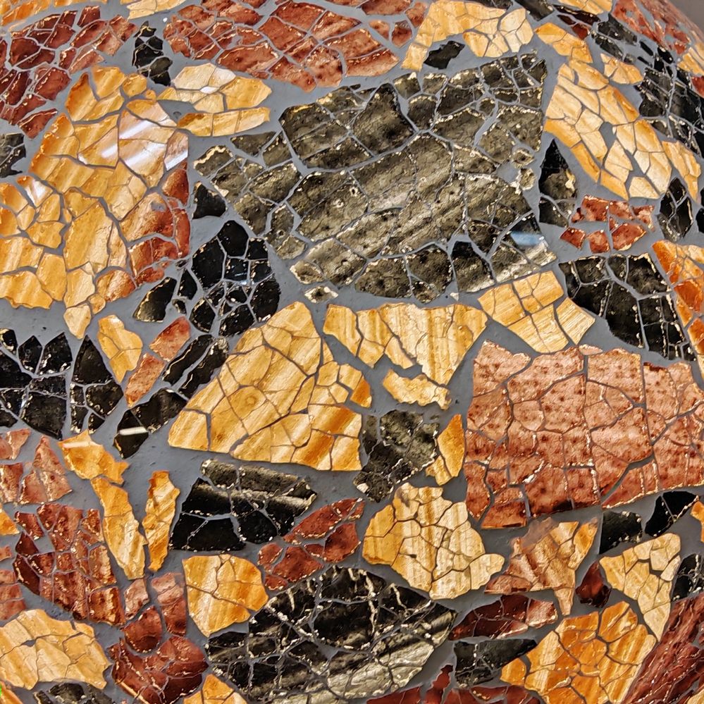 LAMPE BOULE EN VERRE MOSAIQUE OR ET GRIS 40 CM - Photo N°4