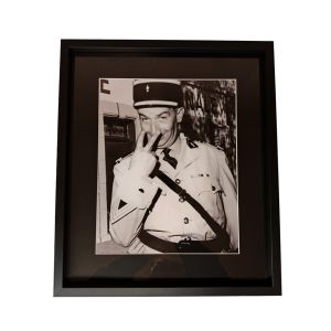 IMAGE ENCADREE LE GENDARME DE ST TROPEZ CADRE NOIR 42.2 X 36.2 CM