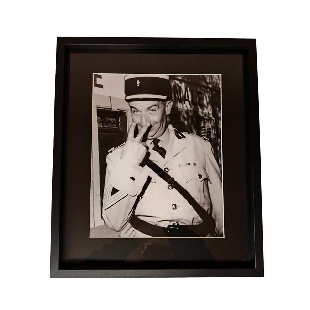 IMAGE ENCADREE LE GENDARME DE ST TROPEZ CADRE NOIR 42.2 X 36.2 CM - Photo N°1