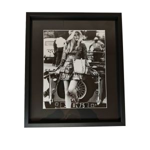 IMAGE ENCADREE BRIGITTE BARDOT PENSANTE CADRE NOIR 42.2 X 36.2
