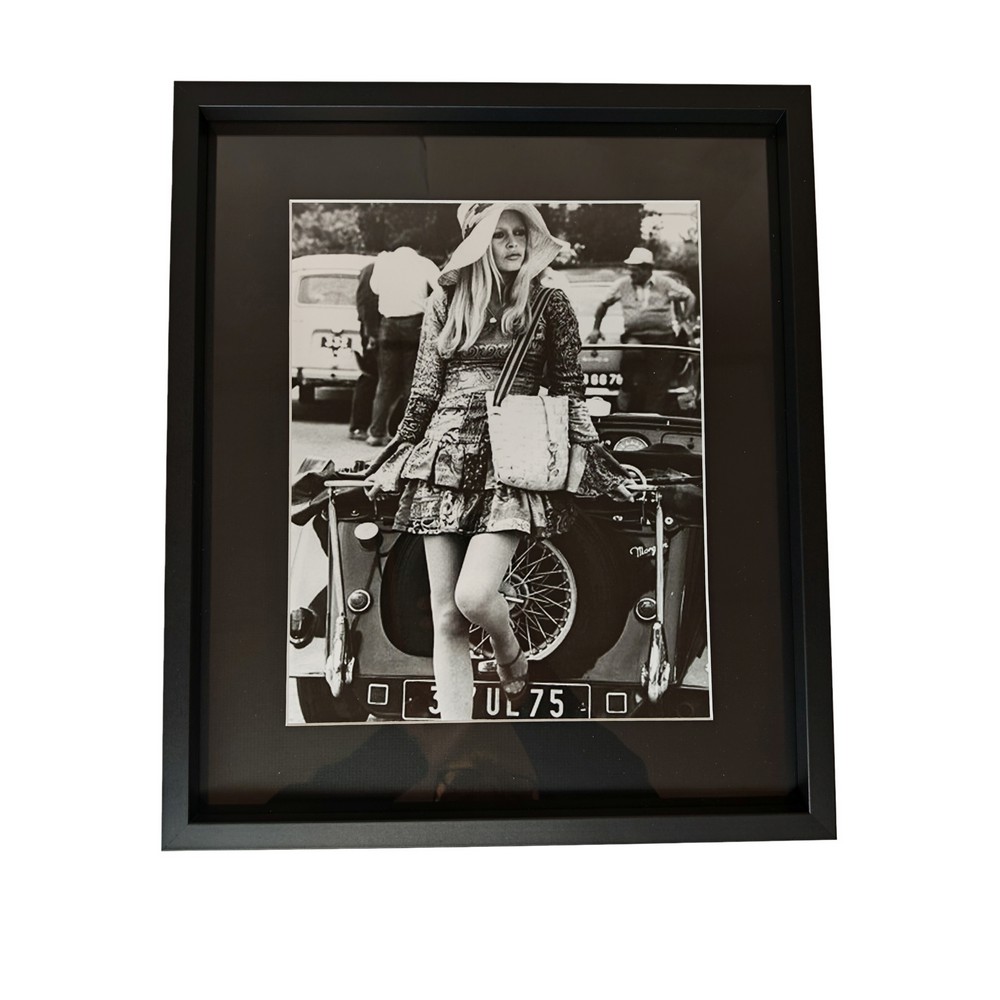 IMAGE ENCADREE BRIGITTE BARDOT PENSANTE CADRE NOIR 42.2 X 36.2 - Photo N°1