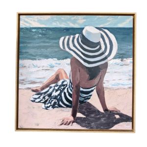 TABLEAU FEMME SUR LA PLAGE AVEC UN CHAPEAU ORYA 66 X 66 CM