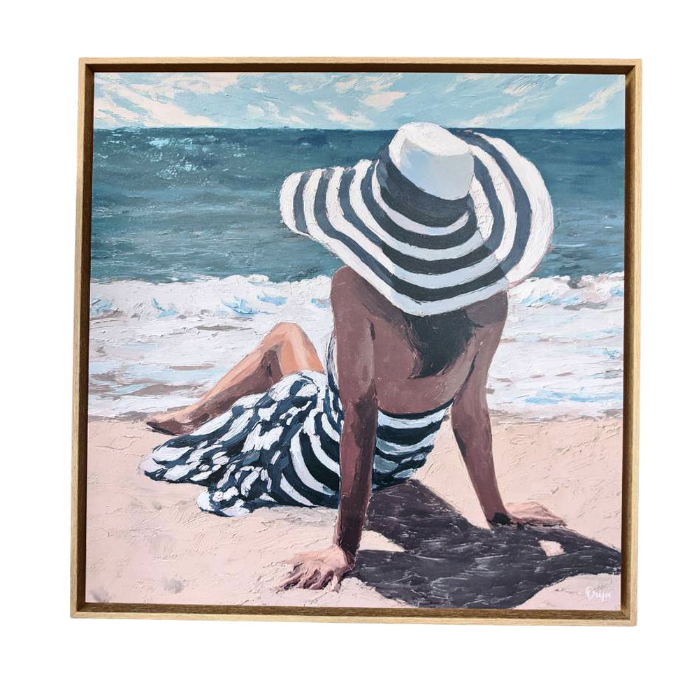TABLEAU FEMME SUR LA PLAGE AVEC UN CHAPEAU ORYA 66 X 66 CM - Photo N°1