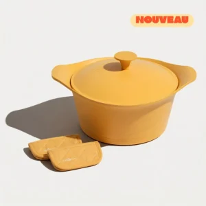 L'INCROYABLE COCOTTE 28 CM AVEC BOUTON ET MANIQUE COULEUR MANGUE