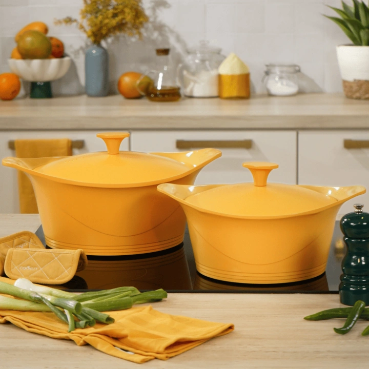 L'INCROYABLE COCOTTE 28 CM AVEC BOUTON ET MANIQUE COULEUR MANGUE - Photo N°5