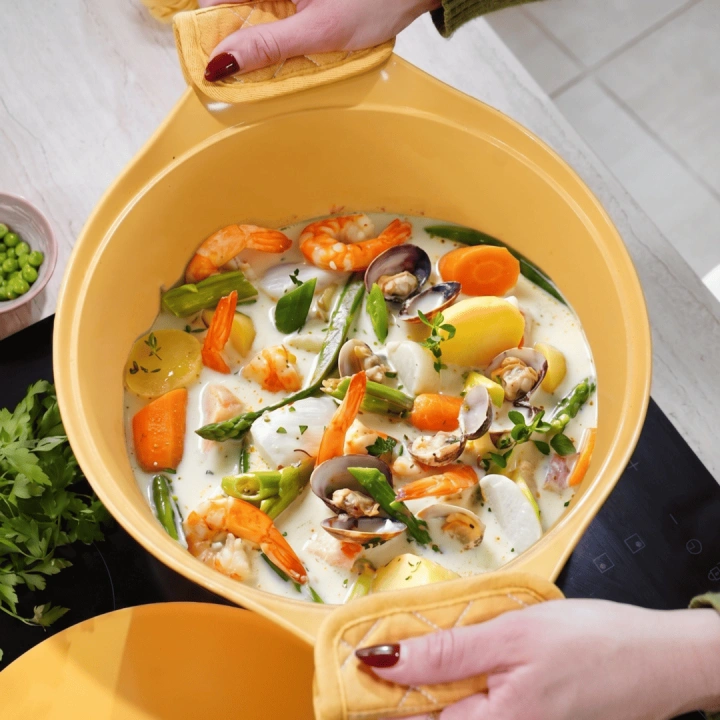 L'INCROYABLE COCOTTE 28 CM AVEC BOUTON ET MANIQUE COULEUR MANGUE - Photo N°4