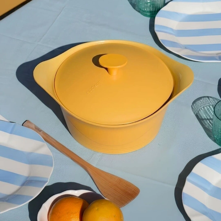 L'INCROYABLE COCOTTE 28 CM AVEC BOUTON ET MANIQUE COULEUR MANGUE - Photo N°3