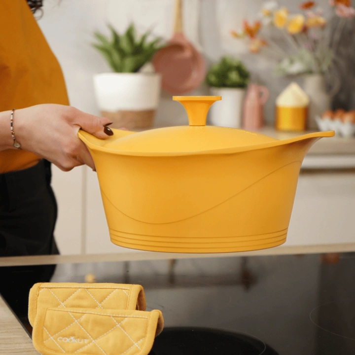 L'INCROYABLE COCOTTE 28 CM AVEC BOUTON ET MANIQUE COULEUR MANGUE - Photo N°2