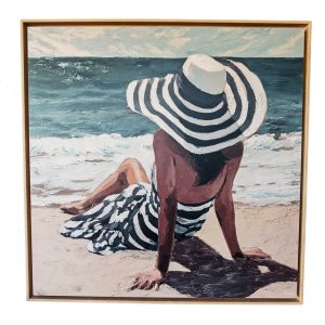 TABLEAU FEMME SUR LA PLAGE AVEC UN CHAPEAU ORYA 86 X 86 CM
